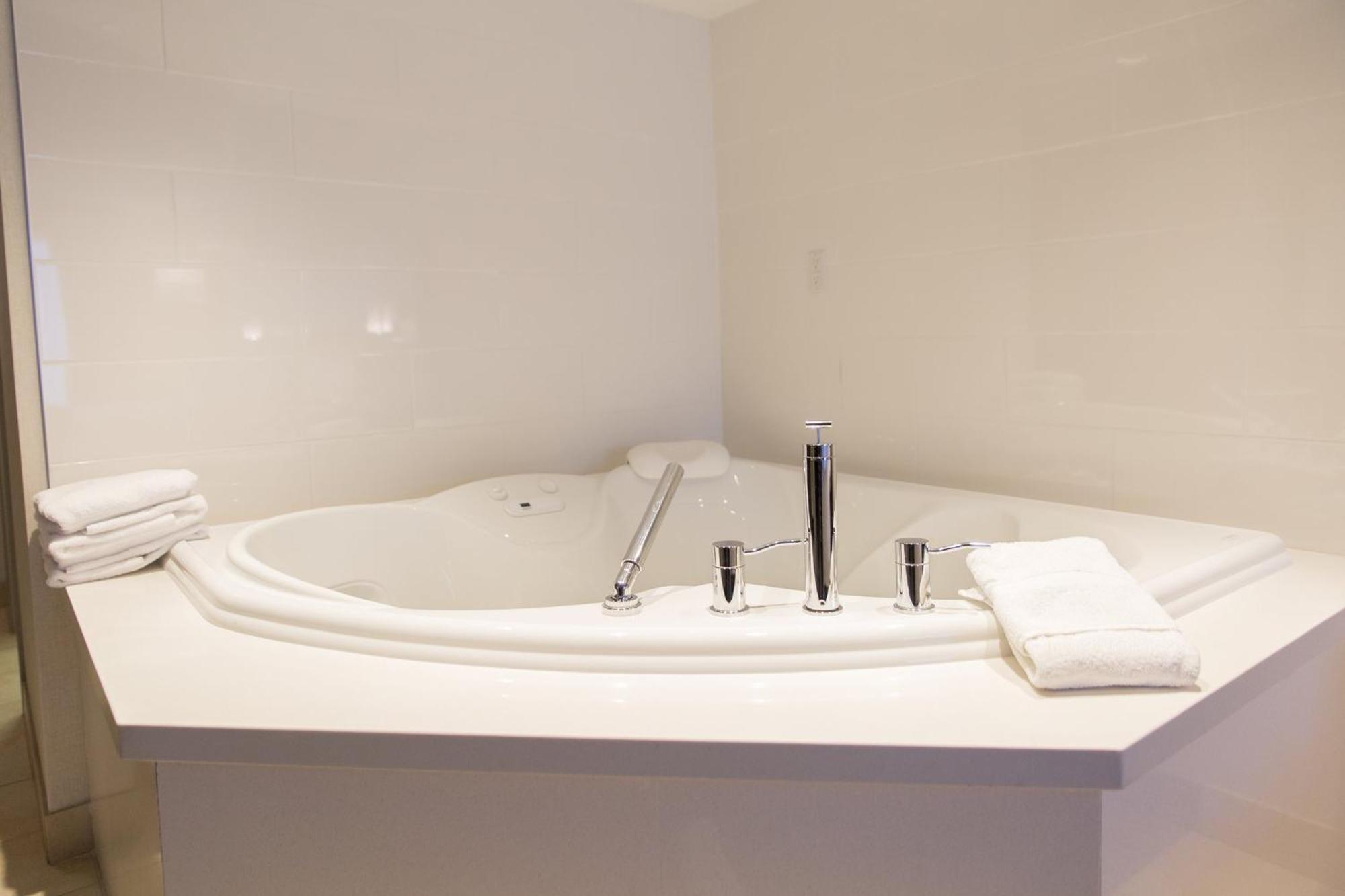 Holiday Inn Express Brampton By Ihg Εξωτερικό φωτογραφία